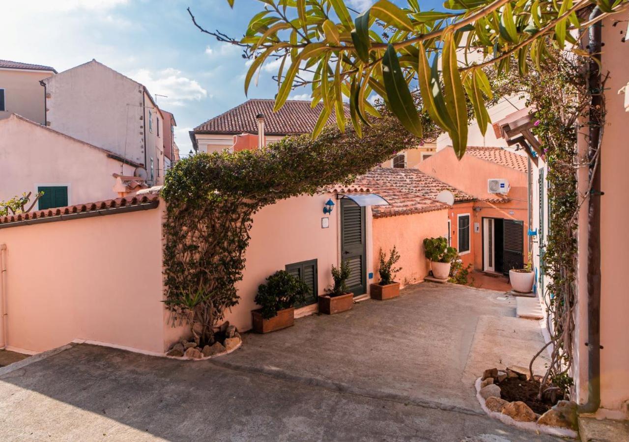 Murphy Holiday Home - Casa Papini Ла-Маддалена Экстерьер фото